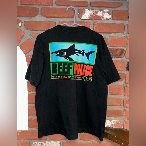 Vintage 1989 Poly Tees Reef Police Shark/Parrot Blk T-Shirt Front & Back - Picture 2 of 5